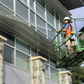 WiseGuys employee - building washing