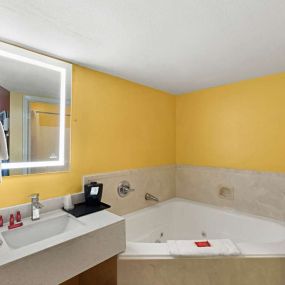 Double Queen Bathroom with Hot Tub