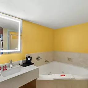 Double Queen Bathroom with Hot Tub