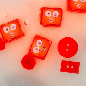 Glo Pals Light-Up Cubes are the perfect way to brighten up playtime - Simply drop your Party Pal Cubes in water and watch them light up like magic! Each pack includes 4 Light-Up Cubes.