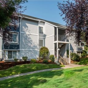 Clackamas Trails Building Exterior Front Entry