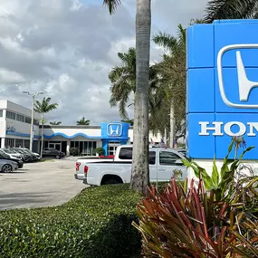 Front entrance to Holman Honda of Fort Lauderdale