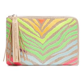 Our L-Shaped Clutch is designed with simplicity and functionality in mind. The zipper closure keeps this sleek clutch secure for trips local or far!

DETAILS & SIZING
Veronica embroidered glitter exterior
L-shaped zipper closure
Interior open pocket
Natural leather trim and tassel
10 3/4” (W) x 6 3/4” (H) ¾” (D)
Made in Mexico
Style No. LSCL2085MLOPOS