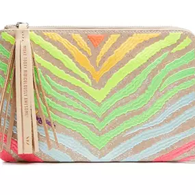 Our L-Shaped Clutch is designed with simplicity and functionality in mind. The zipper closure keeps this sleek clutch secure for trips local or far!

DETAILS & SIZING
Veronica embroidered glitter exterior
L-shaped zipper closure
Interior open pocket
Natural leather trim and tassel
10 3/4” (W) x 6 3/4” (H) ¾” (D)
Made in Mexico
Style No. LSCL2085MLOPOS