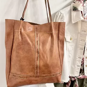 Who says you can’t wear floral in fall? These muted rosy and olive tones look great with this leather bag! ????????