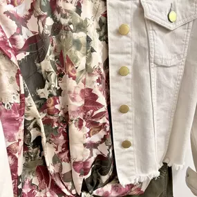 Who says you can’t wear floral in fall? These muted rosy and olive tones look great with this leather bag! ????????