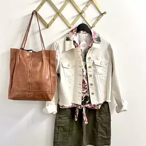 Who says you can’t wear floral in fall? These muted rosy and olive tones look great with this leather bag! ????????