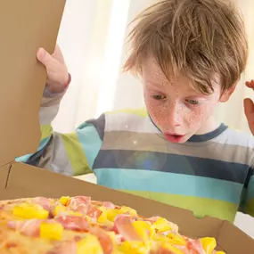 Junge mit MUNDFEIN Pizza