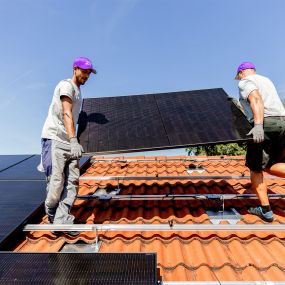 Installateure von 1KOMMA5° bei der Montage von Solarpaneelen auf einem Dach