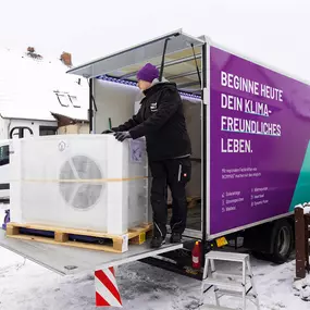 Installateure von 1KOMMA5° bereiten die Montage einer Wärmepumpe als energieeffiziente Heizlösung vor