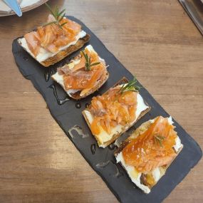 lapuntadelaguinearestaurante-salmoncocidoalanoruega.jpg