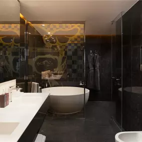 Suite bathroom
