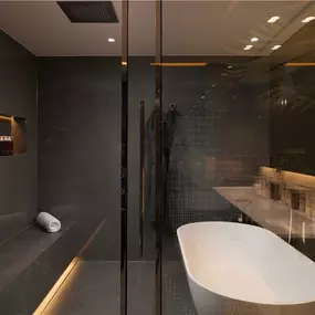 Suite bathroom bath