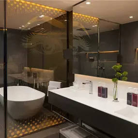 Suite bathroom