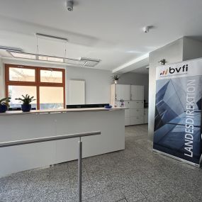 Empfang. Anmeldung.
Vierheilig & Partner ihr Immobilienmakler für Wohnimmobilien in Gera und Umgebung. Immobilienangebote, Immobilienbewertung, Zwangsversteigerung. Eigentümer-Service für die Entwicklung eines individuellen Verkaufsprozesses.
Ihr Ansprechpartner im Raum Gera und Umgebung in Thüringen.