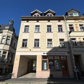 Außenansicht Bürogebäude. Vierheilig & Partner ihr Immobilienmakler für Wohnimmobilien in Gera und Umgebung. Immobilienangebote, Immobilienbewertung, Zwangsversteigerung. Eigentümer-Service für die Entwicklung eines individuellen Verkaufsprozesses.
Ihr Ansprechpartner im Raum Gera und Umgebung in Thüringen.