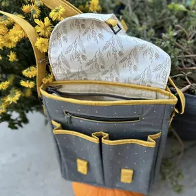 New sample in the store this cute adorable bag! Perfect for the fall season! 
Pattern is by Noodlehead Sewing Patterns 
CAMPFIRE MESSENGER BAG!