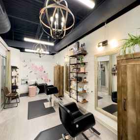 An example of a double salon studio for rent in Denver, CO. Decorated with custom lighting, plants, cabinetry, wall paintings and more. Indie Salon Studios are the perfect place for beauty professionals to rent a salon studio.