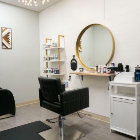 An example of a single salon suite for rent in Denver, Co. Showcasing custom lighting fixtures, mirrors and other decor.