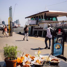 Bild von Fishbar | Originale Hamburger Fischbrötchen an den Landungsbrücken