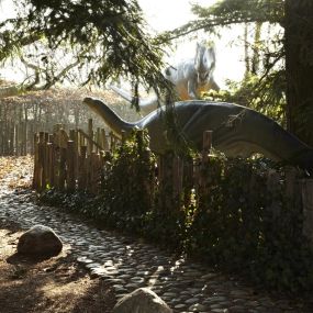 In der Außenanlage des Museums sind an einem See zwischen urweltlichen Schachtelhalmen, Ginkgo- und Mammutbäumen acht lebensgroße Dinosaurier zu finden die im Erdmittelalter an Land gelebt haben.