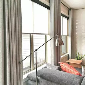 Love a little luxury? Motorized roller shades make adjusting your lighting as easy as tapping a button. Ready to try them out? ????️✨