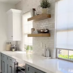 Motorized kitchen shades make adjusting light and privacy as easy as a tap or voice command—because let’s be honest, cooking is already enough work! Keep the glare out while you chop, dice, and sauté, all without lifting a finger. ????????️ Let’s find the perfect fit for your kitchen!