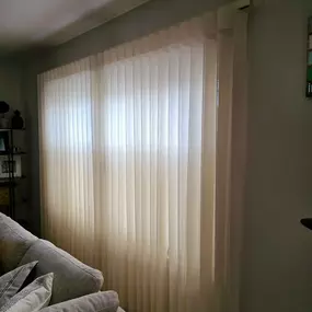 Sheer Vertical Blinds ????✨ – Light and airy! These sheer vertical blinds bring a soft glow while maintaining privacy. Perfect for large windows and sliding doors. Call now to learn more! ????