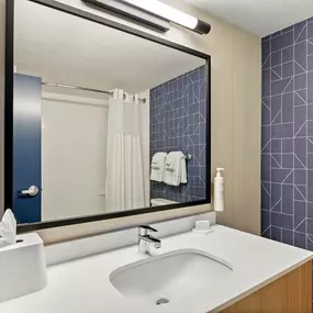 Guest room bath