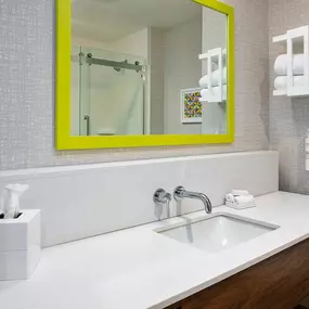 Guest room bath