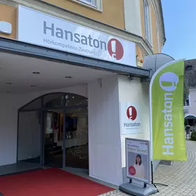 Hansaton Hörkompetenz-Zentrum Hauptpl. 8/9, 2620 Neunkirchen von links kommend
