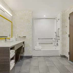 Guest room bath