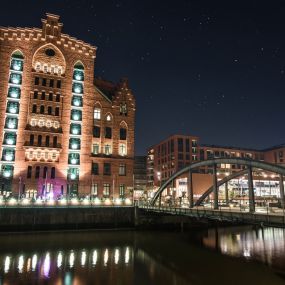 Der Hamburg Kaispeicher bei Nacht in tollem Licht