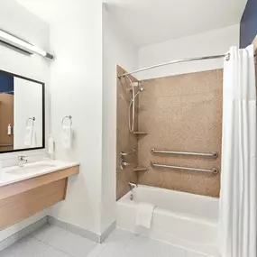 Guest room bath
