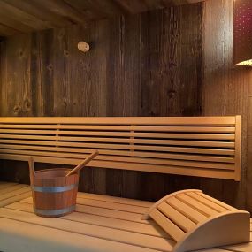 Diese Wellness-Oase beinhaltet eine finnische Sauna sowie einen Bereich zum Duschen und Entspannen.