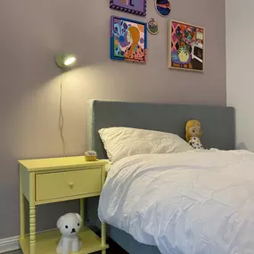 Von Kinderträumen zu Teenager-Vibes: Dieses Zimmer haben wir mit Liebe zum Detail verwandelt. Modernes Design trifft auf frische Farben – eine Wohlfühloase, die zum Träumen, Lernen und kreativ Sein einlädt.