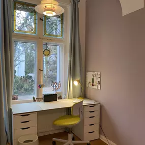 Von Kinderträumen zu Teenager-Vibes: Dieses Zimmer haben wir mit Liebe zum Detail verwandelt. Modernes Design trifft auf frische Farben – eine Wohlfühloase, die zum Träumen, Lernen und kreativ Sein einlädt.