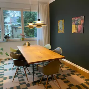 Dieses Esszimmer lädt zu entspannten Stunden mit Familie und Freunden ein.

Designklassiker von Vitra und Louis Poulsen ergänzen sich perfekt mit einem modernen Designer-Teppich. Teppiche sind viel mehr als einfache Bodenbeläge – sie sind wahre Gestaltungselemente, die die Atmosphäre eines Raumes entscheidend prägen. Sie wirken wie ein Gemälde, nur eben am Boden!

Um jedoch eine gemütliche und einladende Stimmung rund um den Esstisch zu garantieren, ist eine blendfreie Beleuchtung unverzichtbar.