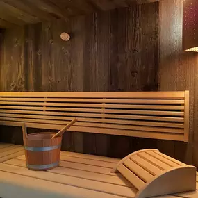 Diese Wellness-Oase beinhaltet eine finnische Sauna sowie einen Bereich zum Duschen und Entspannen.