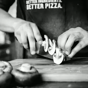 Cortamos nuestros vegetales todos los días en pizzería.