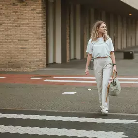 De verloskundigenpraktijk zit tegenover het St. Jansdal en het Geboortezorghuis