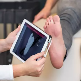 Met behulp van een Ipad met 3d camera scannen we de voeten in