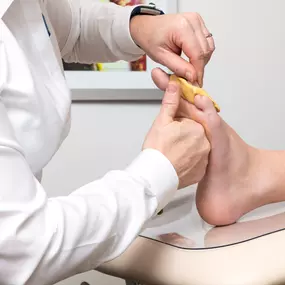 Naast zolen of maatwerk slippers maken we ook ortheses om uw teenstand te corrigeren, nagelbeugels voor ingegroeide nagels, passen we manuele therapie of medical taping toe.