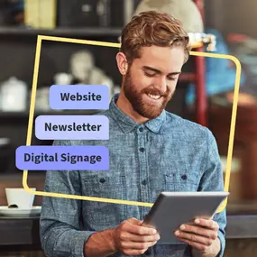 Der Gastronom im Bild plant mit seinem Tablet erfolgreiches Marketing per Website, Newsletter & Digital Signage dank Gastronovi. Erreicht Gäste gezielt & präsentiert digital.