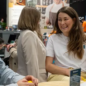 Gastronovi auf der Messe: Partner Marketing Managerin Marie im lebhaften Austausch mit Besuchern – persönlicher Support für die Digitalisierung in der Gastronomie.