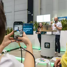 Gastronovi live auf der Messe: Im Bühnenformat geben Mitarbeitende wie Daniel Niemann Einblicke in smarte Wege zu mehr Gastro-Erfolg.