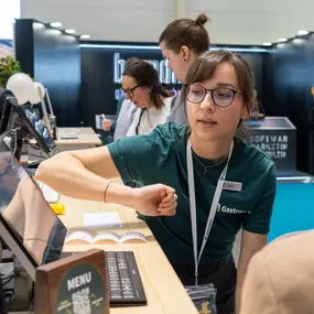 Am Messestand von Gastronovi erklärt Nicole die Vorteile der digitalen Komplettlösung – direkt am System, praxisnah und individuell.
