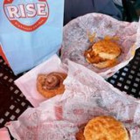 Bild von Rise Southern Biscuits & Righteous Chicken