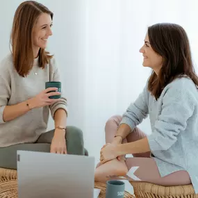 Das Bild zeigt Isabel und Vanessa, die Gründerinnen von Mamagold Stuttgart, in einer entspannten und inspirierenden Arbeitsatmosphäre. Bei einer Tasse Tee planen sie neue Pilates- und Yoga-Kurse für Schwangere und Mamas, organisieren kommende Events und entwickeln ihr einzigartiges Konzept weiter. Als erfahrene Hebammen und Trainerinnen gestalten sie Programme, die Frauen während der Schwangerschaft, im Wochenbett und in der Rückbildung unterstützen – sowohl in Präsenzkursen in Stuttgart als auc