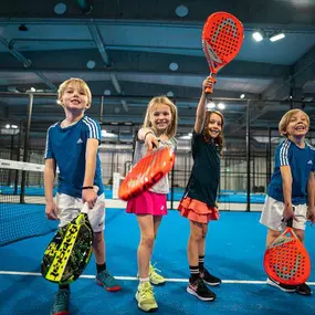 Kinder beim Padel-Training